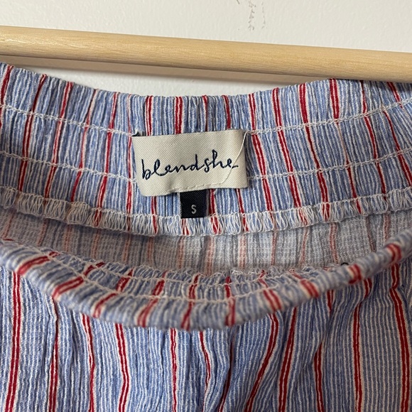 Off the shoulder shirt Size Small - Picture 2 of 3